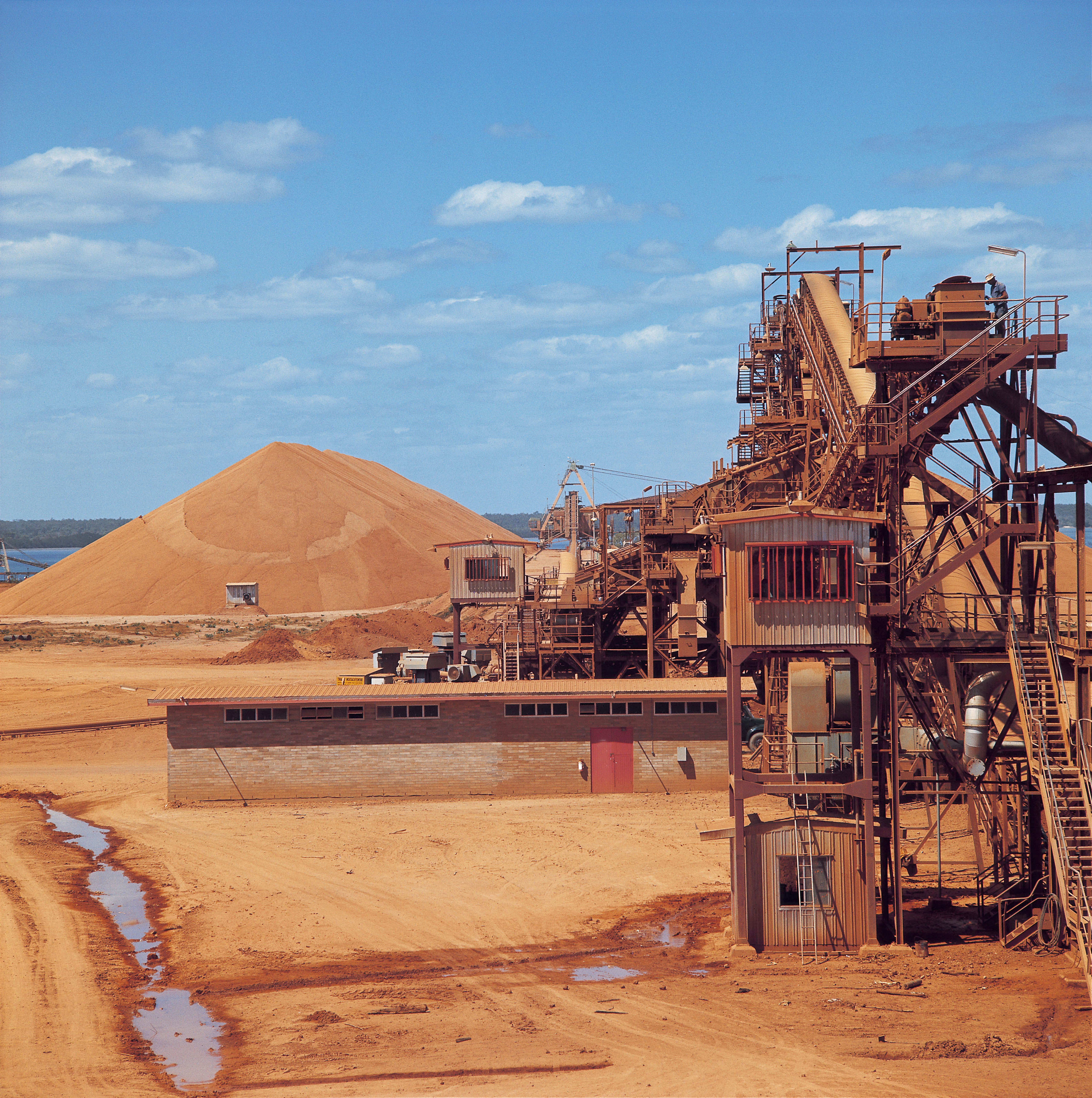 Bauxite mine in a sandy landscape, the starting point of the aluminium supply chain and a key factor in aluminium markets.