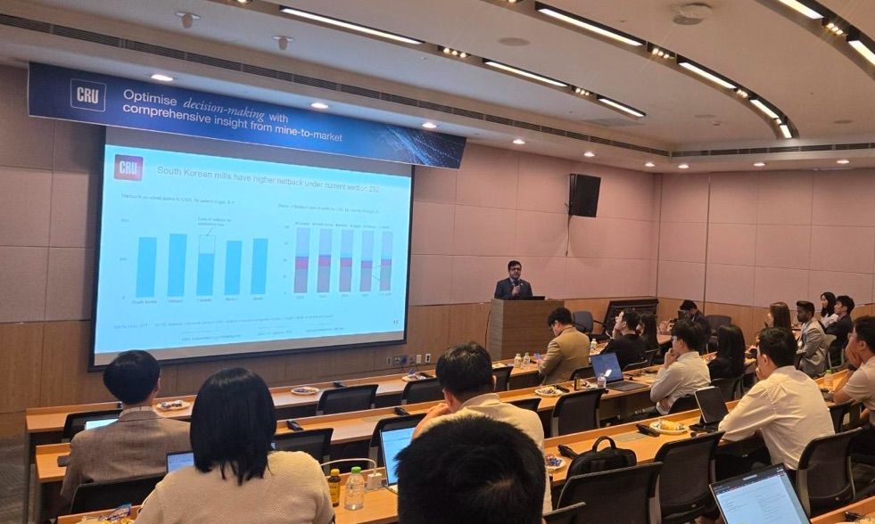 Attendees listening to the expert presentation at the CRU Korea Cross-commodity Seminar