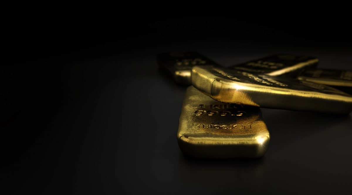 Gold falls as hot US data lifts dollar, yields; cools hopes for jumbo Fed cut